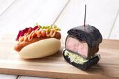 8月限定メニュー・スパイシーチキンソーセージのミニホワイトドッグ、竹炭ソフトバゲット×極厚ポークの“黒”カツサンド【ホテルニューオータニ博多・佐賀「絶品！！パンビュッフェvol.6」】