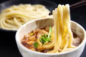 「豚肉つけ汁うどん」＜価格：1089円（税込）＞【店内製麺のうどん・天ぷら・ごはんが食べ放題！『武蔵野うどん小麦晴れ』が東京都国分寺市に初出店！】