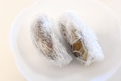 【なすの冷凍保存方法】1．解凍するときは、1．冷凍なすをラップに包んだまま耐熱皿に置き、1本あたり電子レンジ（600W)で30秒加熱する