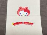 フロントのポケットから、キティちゃんがひょっこりお顔をのぞかせているようなイラストプリントもたまらないかわいさ！