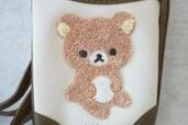 リラックマ×コンビニ限定の「スマホショルダー」がふわもこで大人カワイイ！