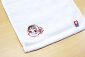 「ペコ刺繍入り今治ミニタオル」＜サイズ：約縦210×横190mm＞【お母さんありがとう！不二家“母の日限定スイーツ”のWEB予約がスタート！ペコちゃんのエコバッグ付き「ハートのフラワーケーキ」も登場！】