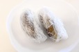 【なすの冷凍保存方法】1．解凍するときは、1．冷凍なすをラップに包んだまま耐熱皿に置き、1本あたり電子レンジ（600W)で30秒加熱する
