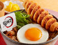「風柱 不死川実弥（しなずがわさねみ）の竜巻ポテト豚スタミナ丼」＜価格：税込988円＞【“炭治郎のハンバーグ”や“胡蝶しのぶのパフェ”が楽しめる！「ジョイフル×鬼滅の刃」コラボキャンペーンスタート！】　