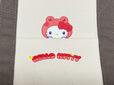 フロントのポケットから、キティちゃんがひょっこりお顔をのぞかせているようなイラストプリントもたまらないかわいさ！