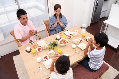 食事する