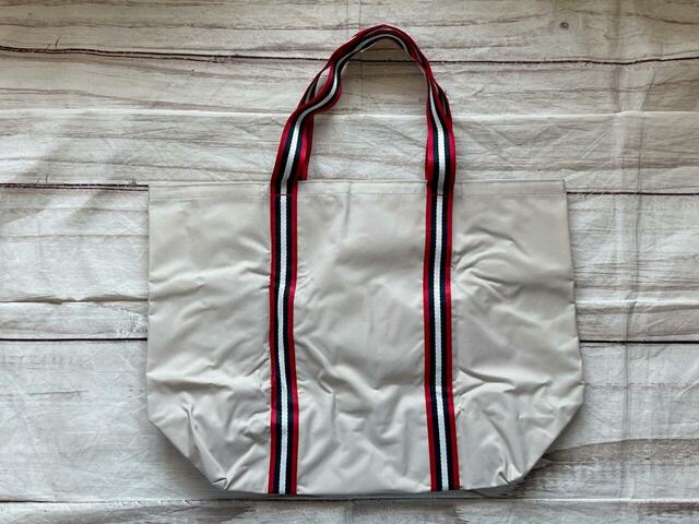 バックは装飾がないシンプルなデザイン