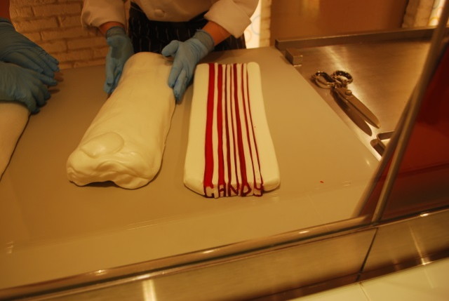 CANDY SHOW TIME：ライチキャンディーづくり・キャンディーの塊と塊を重ね合わせます