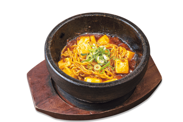 「石焼麻婆めん」<単品価格:550円(税込)>【焼肉も和食も中華も食べ放題!じゅうじゅうカルビの食べ放題コースに「カツオのたたき」や「エビチリ」などの春限定メニューが登場!】
