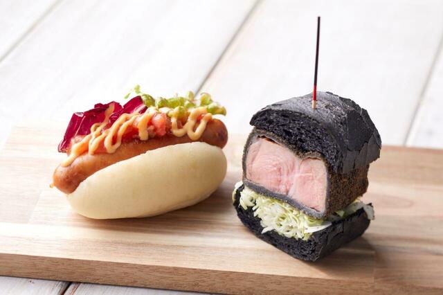 8月限定メニュー・スパイシーチキンソーセージのミニホワイトドッグ、竹炭ソフトバゲット×極厚ポークの“黒”カツサンド【ホテルニューオータニ博多・佐賀「絶品!!パンビュッフェvol.6」】