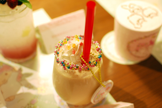 キキ＆ララ・マイメロディ40thアニバーサリーカフェ／コーヒーゼリー入りアイスラテ(オリジナルキーホルダー付き)