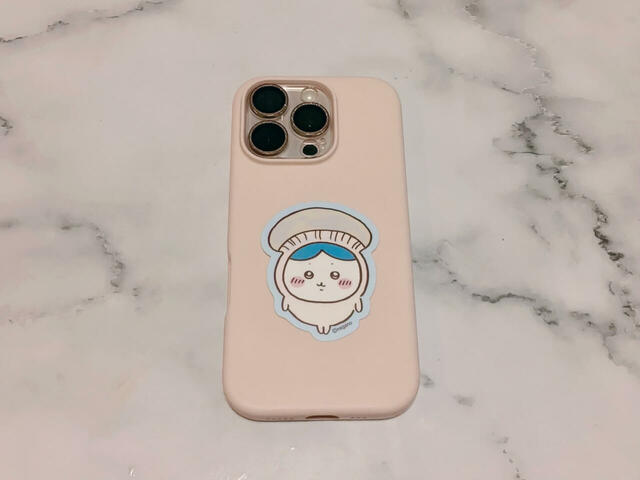 【ちいかわ ダイカットステッカー】シールのサイズは（約）H5×W6.8cm以内。スマホケースに貼ったり、挟んだりするのにぴったりなサイズ感！