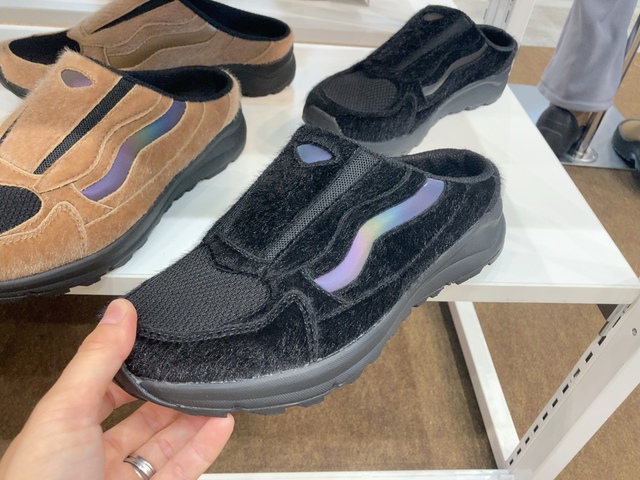 【ワークマン ブラッシュミュールスニーカー】ミュールタイプでかかとがなく、脱ぎ履き簡単なスニーカーです