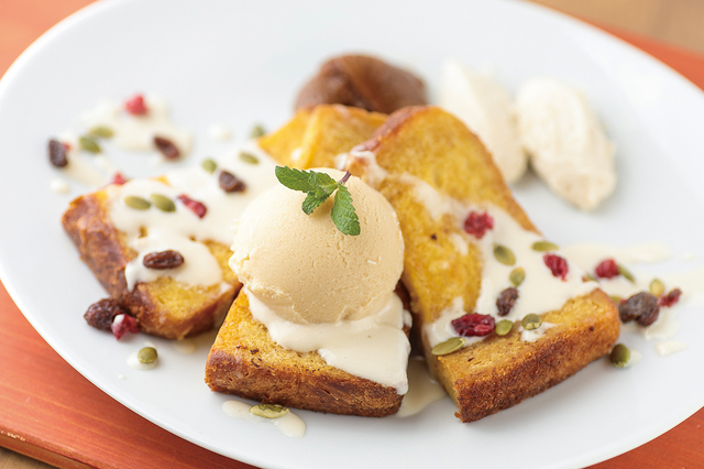 長谷 ・SAIRAM／豆乳や甘酒でコクや甘みを出した「フレンチトースト」（ドリンク付き1944円）。