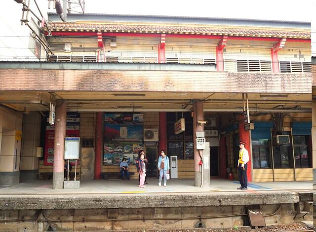 【台湾食べ歩きの旅 #6】ここ数年で近代的に生まれ変わった台鉄の駅は多いが、羅東は積年を感じさせるホームが健在