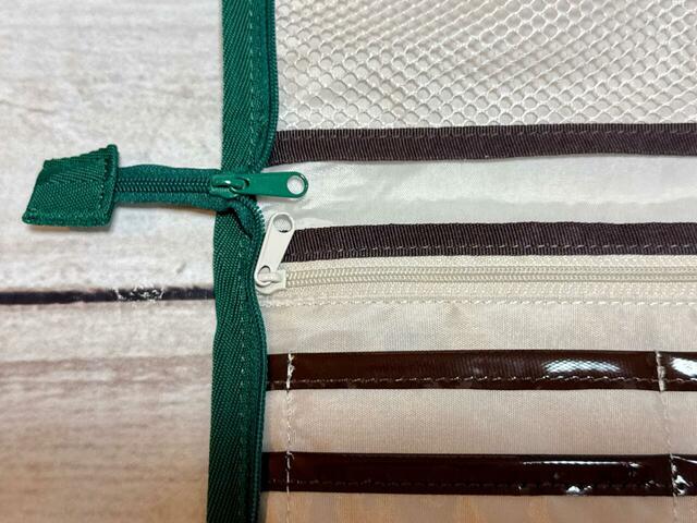 カードポケットの上にはファスナーポケット付き