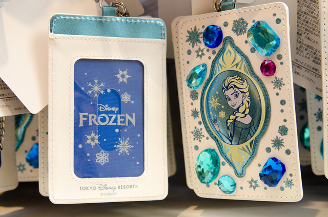 東京ディズニーランド（TDL）「アナとエルサのフローズンファンタジー」期間中に購入できる、映画『アナと雪の女王』関連グッズ ©Disney
