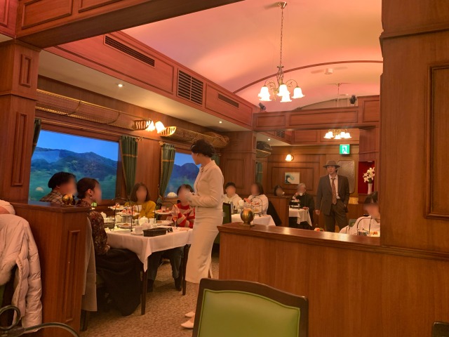 松重鏡花が車両内を挨拶して回る