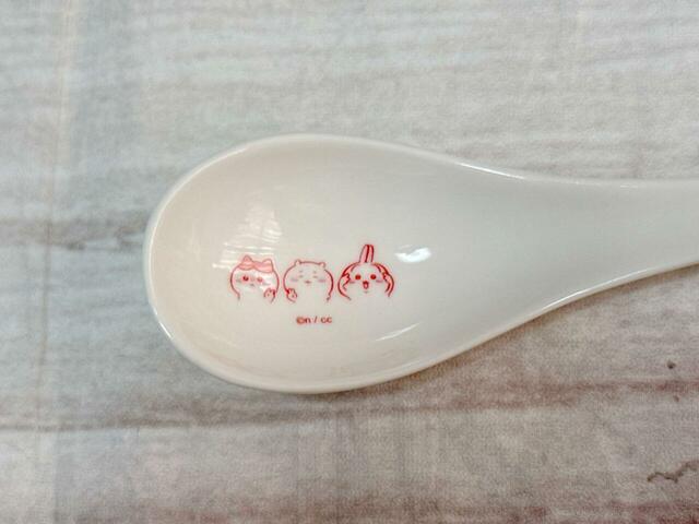 掬う箇所にちいハチうさのイラストがちょこんとプリントされています♪