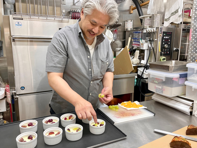 【常乃菓舎】「フルーツのグラタン」を制作中の、高須健シェフ