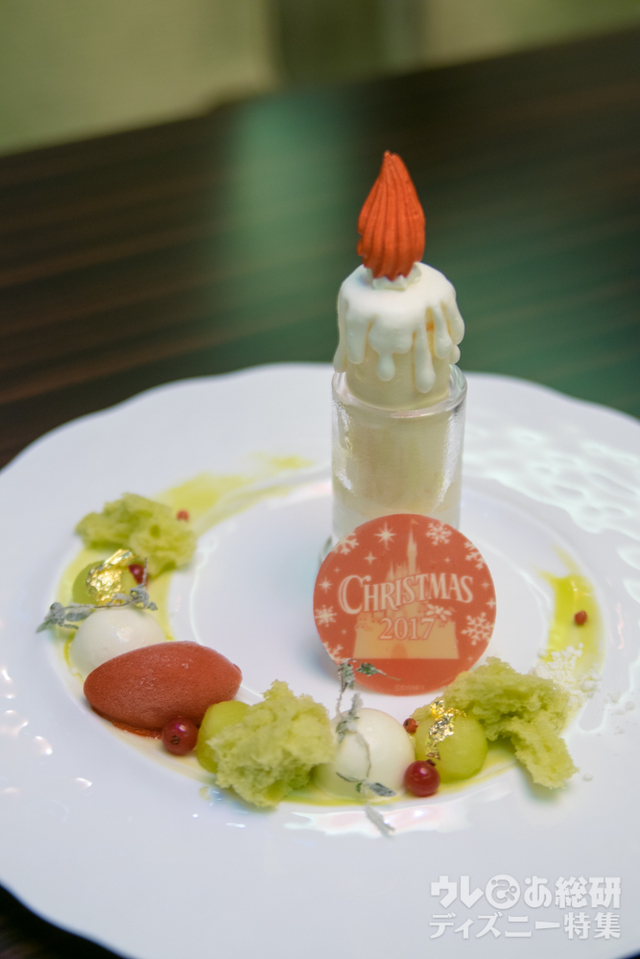グラン・マニエのパルフェと 柚子風味のホワイトチョコレートムース ピスタチオのマイクロウェーブスポンジ|“クリスマス・ファンタジー”ディナーコース ユールタイド 15,430円|東京ディズニーランドホテル「カンナ」