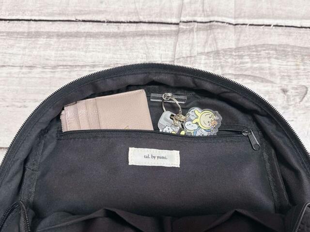 内側フロント側のファスナーポケットは浅め設計なので、フラグメントケースや鍵などの細々したものもスムーズに取り出せます