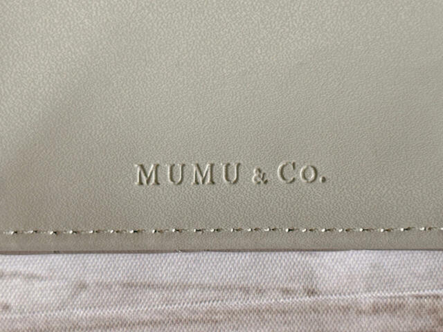 財布の内側には「MUMU＆CO.」のブランドロゴの刻印入り