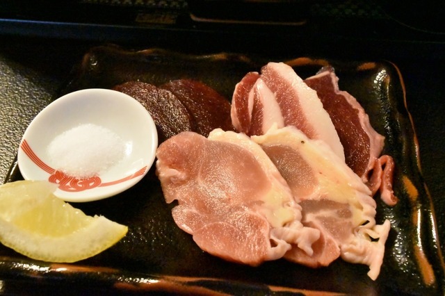 地鶏やいのしし、鹿を焼いて食べる