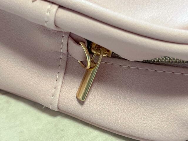 ファスナーの引き手は上品なゴールド