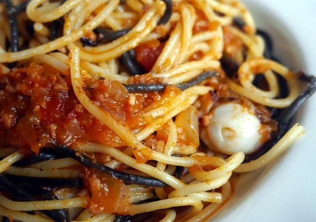 スパゲッティ、タコとズッキーニのトマトソース