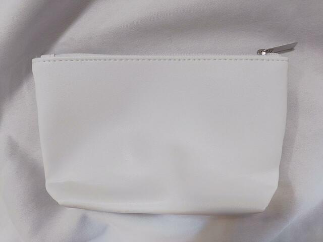 後ろ側は、落ち着いた白