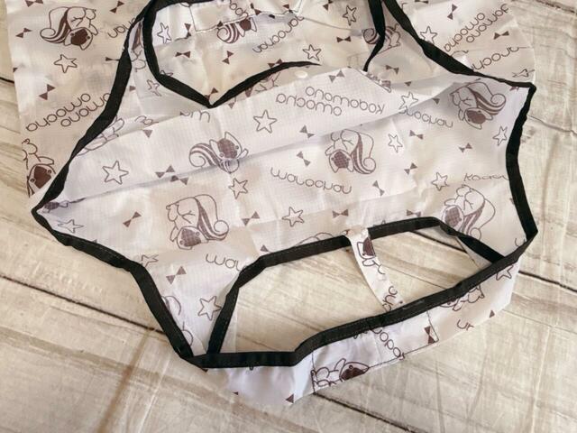 内側はポケットなどはないシンプルな作り