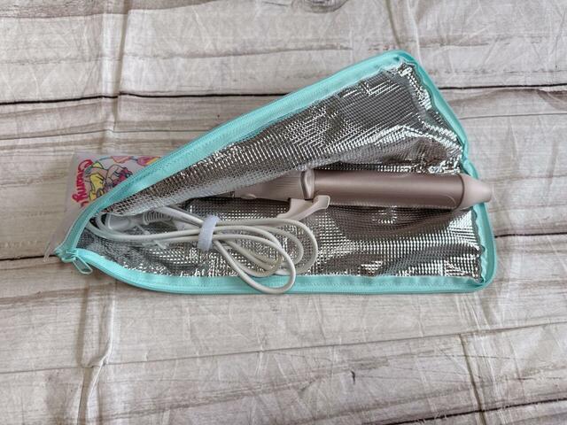 32mmのカールアイロンを収納。長さがややきつめで、ファスナーを閉じるときにきつい印象