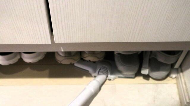 【tower 引き出せる キャスター付き シューズラック】ホコリがたまりがちだったスペースも掃除しやすくなり感動！