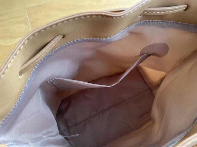 内側にポケットがついています