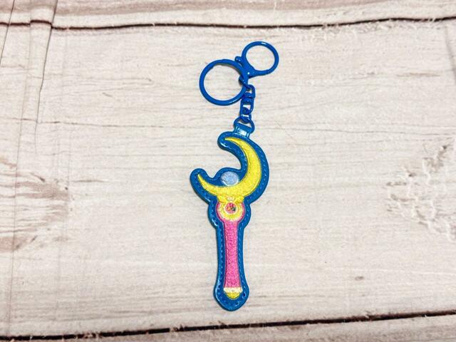 セーラームーンの象徴的なアイテムをサガラ刺繍で表現した新作キーホルダー！『美少女戦士セーラームーン』ローソンオリジナルグッズ「サガラ刺繍キーホルダー ムーンスティック」