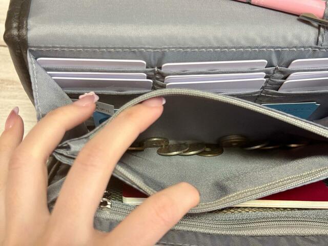 中央のファスナーポケットにはコインを収納