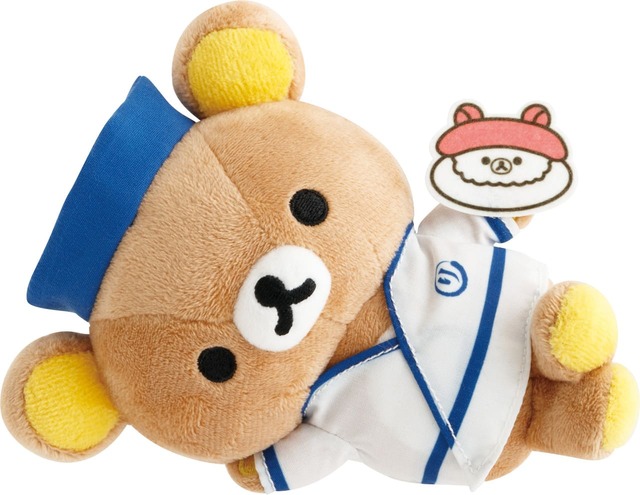 【すみっコぐらし&リラックマ「いつでもおすし雑貨」】「おすしぬいぐるみ」2,640円/お寿司屋さんの大将になりきったリラックマ