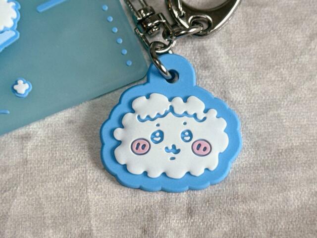 泡に包まれたハチワレのミニチャームもついています。泡もちゃんとハチワレ模様になっているのがかわいい♪