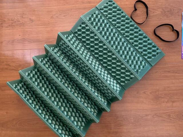 【CAPTAIN STAG EVAフォームマット】マットはじゃばら状に畳まれています