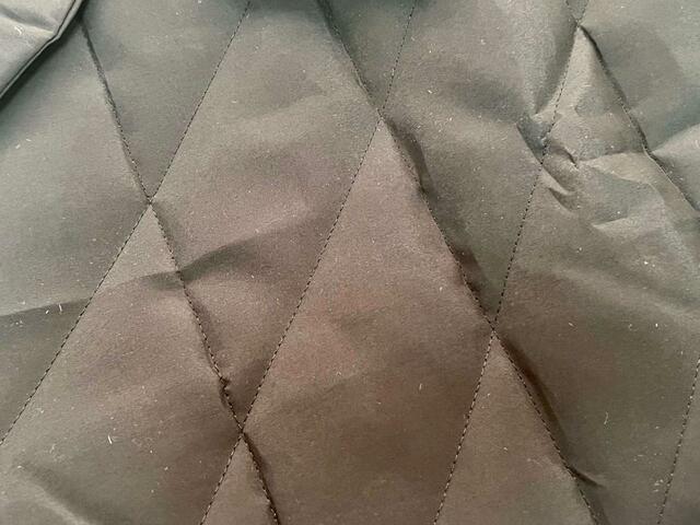 キルティングの模様は縦と斜めにステッチが入ったストライプ調