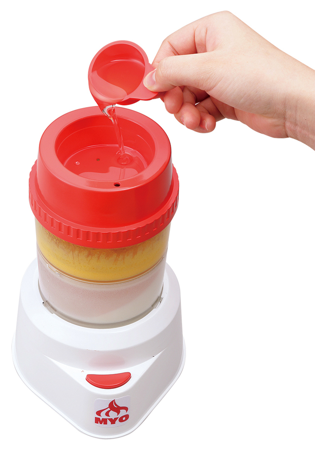 3、オイルロートをセットし、食用油を付属スプーン3杯入れ、3分かくはんします。