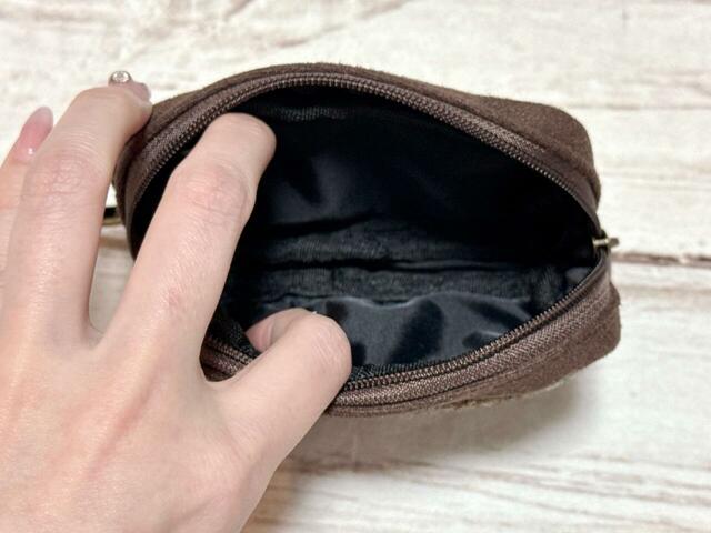 ファスナーで開閉する仕様。小物の収納にぴったり!