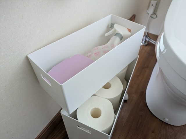 【山崎実業 蓋つき収納ボックスワゴン】下段のLサイズには2倍巻きのトイレットペーパー6個、上段のSサイズには掃除用具を収納してみました