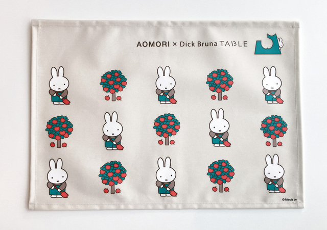 「AOMORI×Dick Bruna TABLE ランチョンマット」<価格:1,760円(税込)>【ミッフィーとリンゴをあしらった「AOMORI×Dick Bruna TABLE」限定グッズ第2弾が登場!イベント限定仕様の「サガラ刺しゅうバッグ」や「ランチョンマット」発売!】