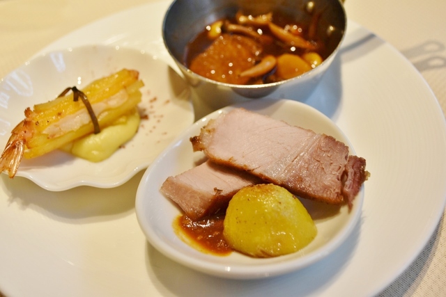 グリルポークは野菜とソースが添えられて提供