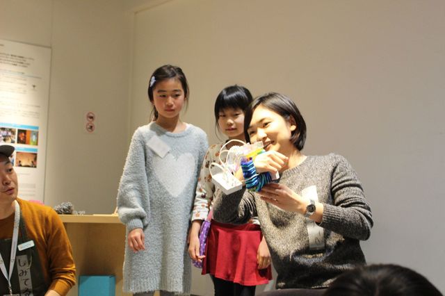 腕にはめやすいように工夫してあります。