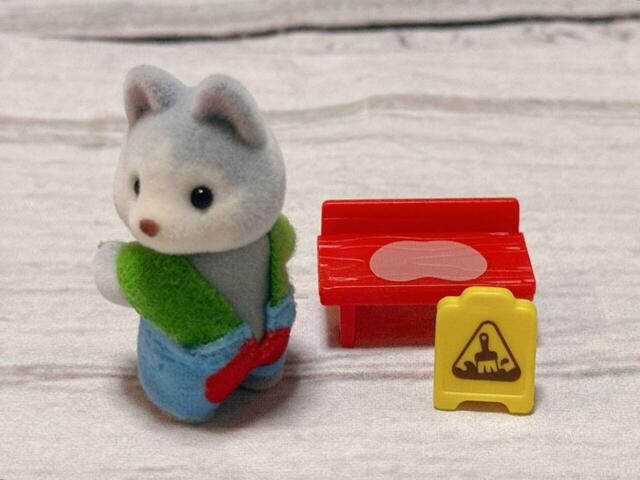 あれ?と振り返る赤ちゃん。ベンチにもお尻の跡がついていて細部までとても凝っています◎