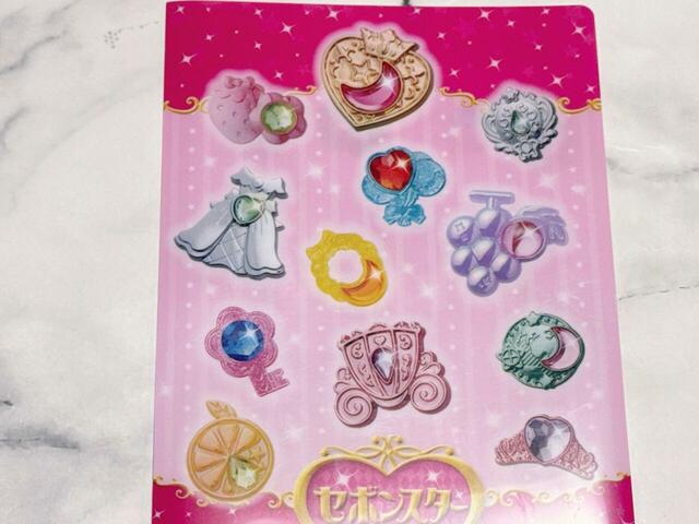 セボンスターのアクセサリーがたくさんプリントされているデザイン