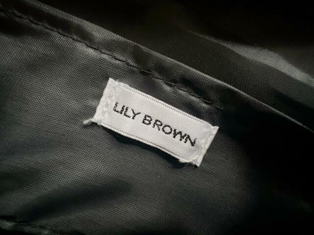 ポケットにはブランドロゴの織りネーム付き